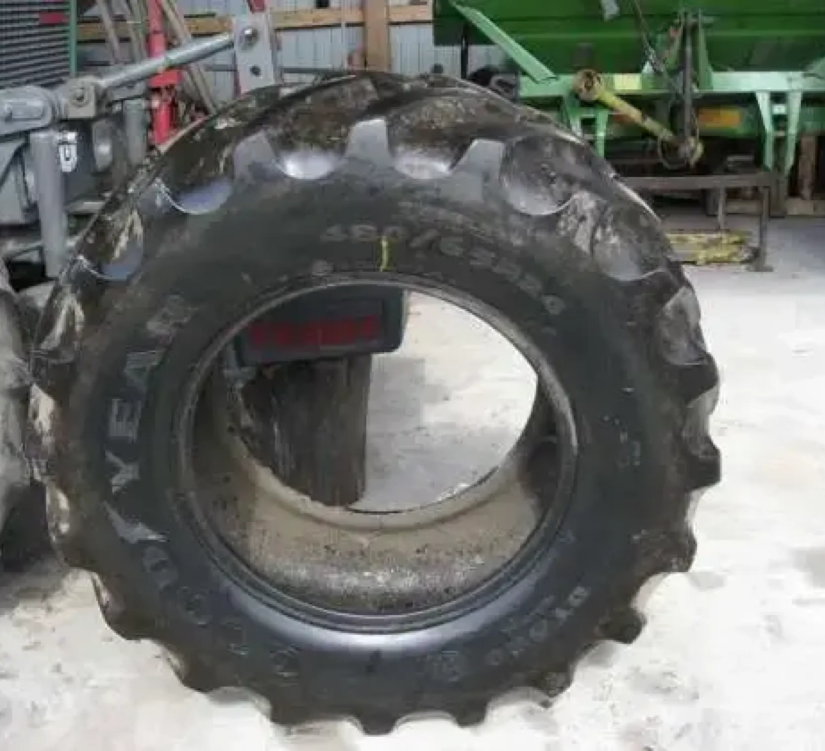 OPONY używane 480/65R24 zdjęcie na utwardzonej nawierzchni