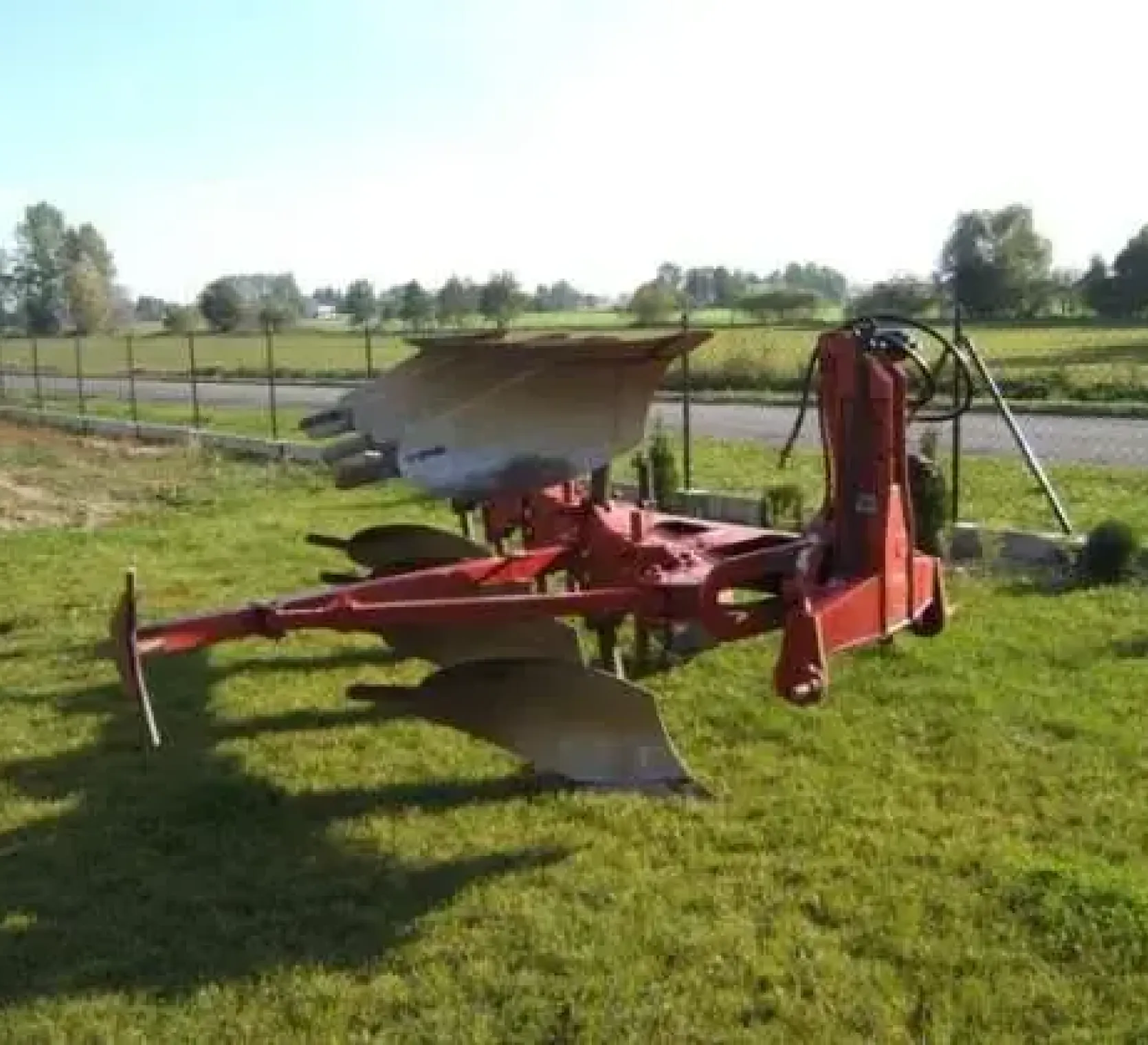 Obracalny 4 skibowy pług zdjęcie na trawie