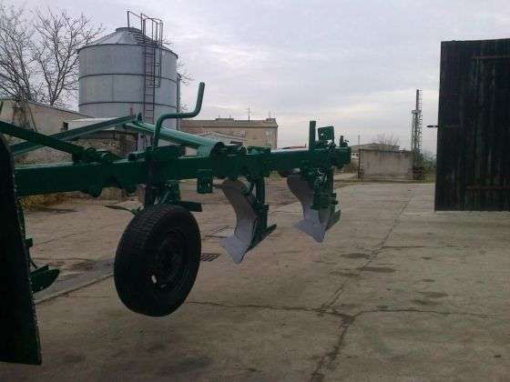 PŁUG CZESKI 4 SKIBOWY używany w tle silos zbożowy 
