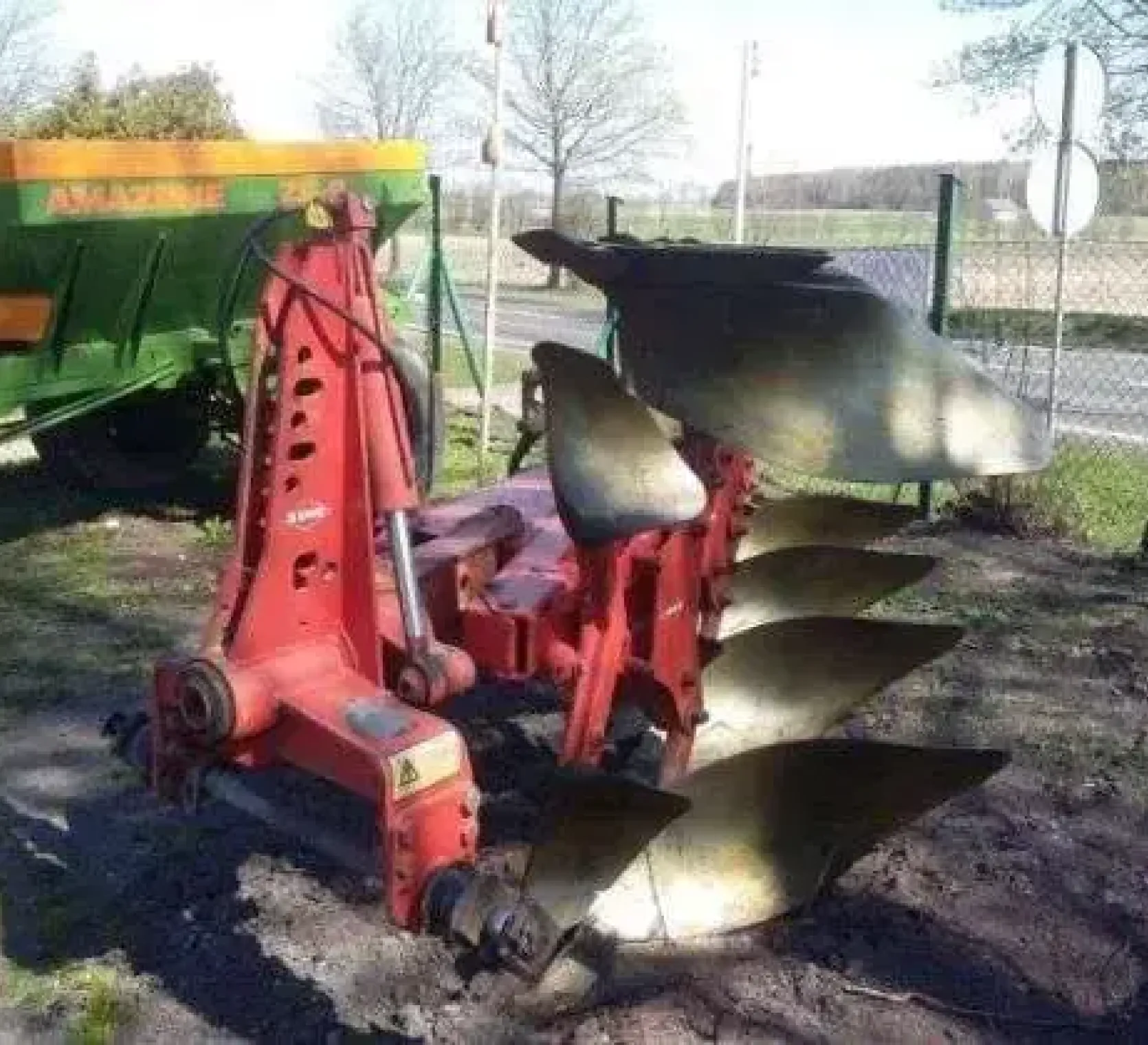 Pług obracany 4 skibowy, Kuhn Multimaster zaprezentowany w gospodarstwie na tel rozsiewacza nawozów Amazone 