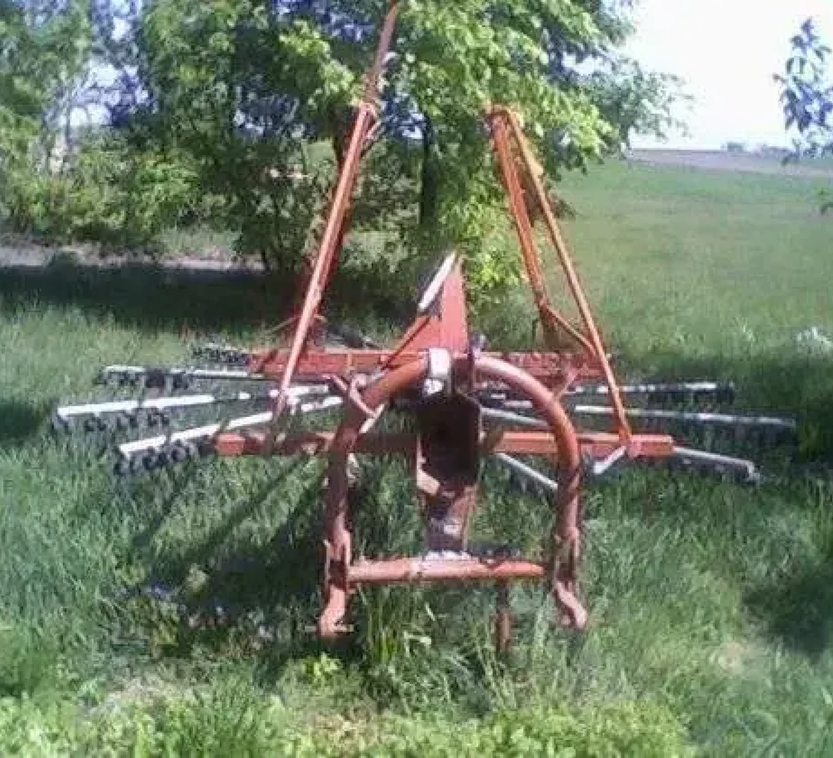 Jednokaruzelowa zgrabiarka Fella 