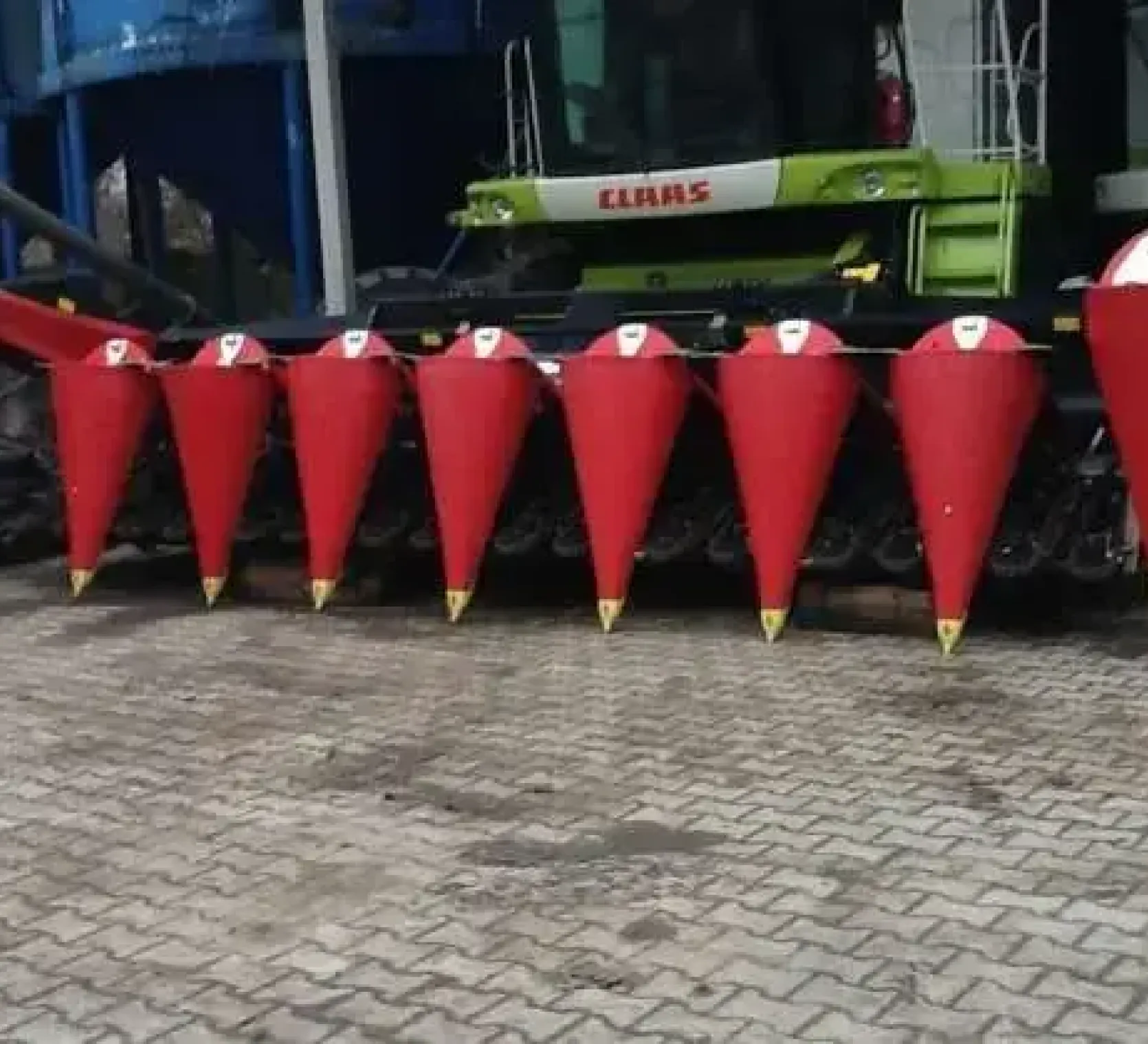 Przystawka do kukurydzy Gernghof 8 rzędów zdjęcie na utwardzonym placu 