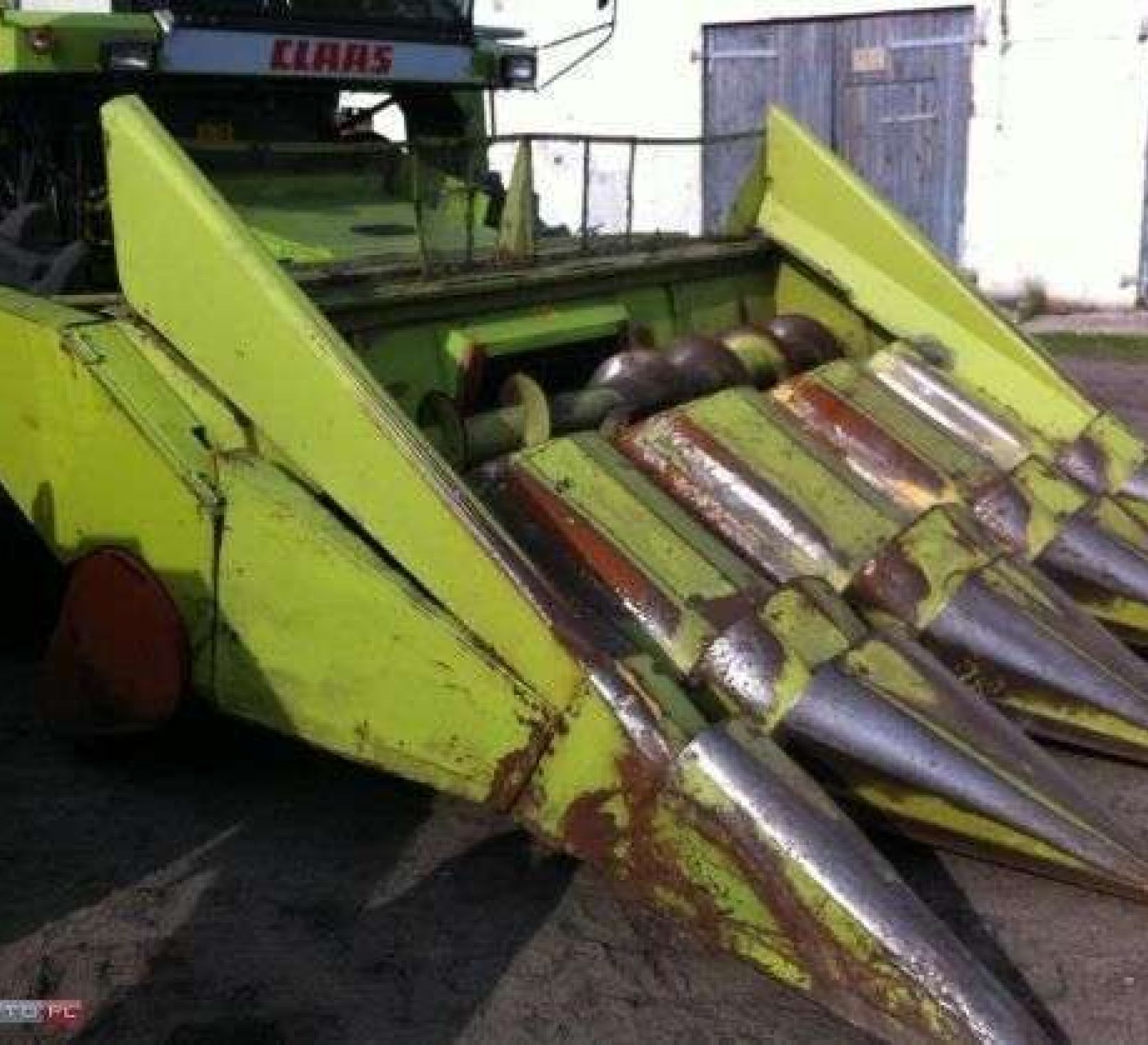 Używana Przystawka do kukurydzy Claas 4 rzędy widok z lewej strony