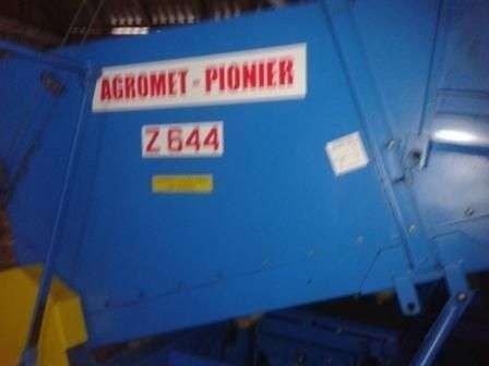 Widok zbiornika do ziemniaków w kombajnie ANNA Z-644 używany rok produkcji 2005 korbanek.pl