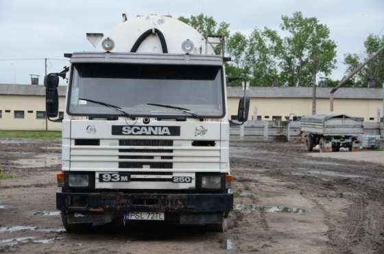 Przód używanego ciągnika siodłowego SCANIA 93M 250 z cysterną 