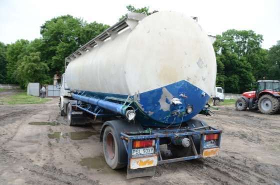 Tył ciągnika siodłowego SCANIA 93M 250 z cysterną 