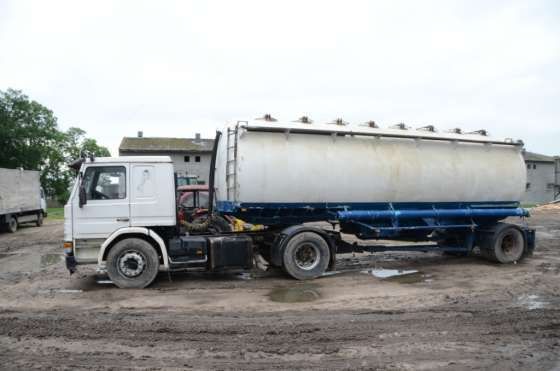 Bok lewy ciągnika siodłowego SCANIA 93M 250 z cysterną 