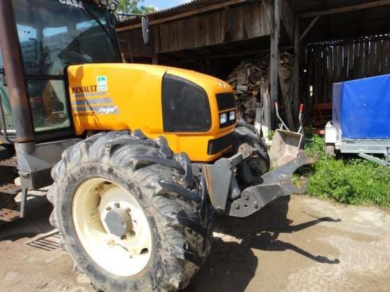 Ciągnik rolniczy Claas Renault Ares 630 RZ wyposażony w przedni TUZ i WOM