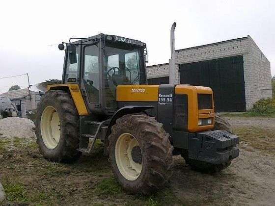 Ciągnik rolniczy Renault 155.54 w zabudowaniach gospodarstwa 