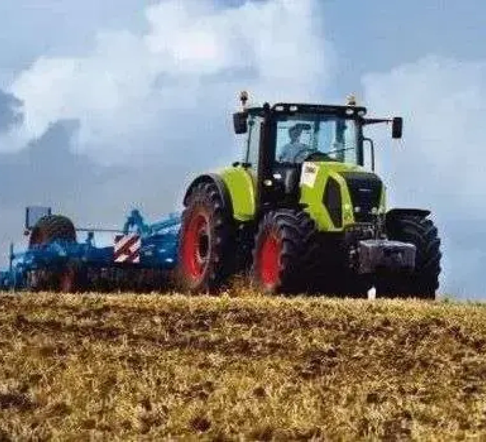 Ciągnik Claas Axion 840 z tylnym TUZ o udźwigu 9676 kg