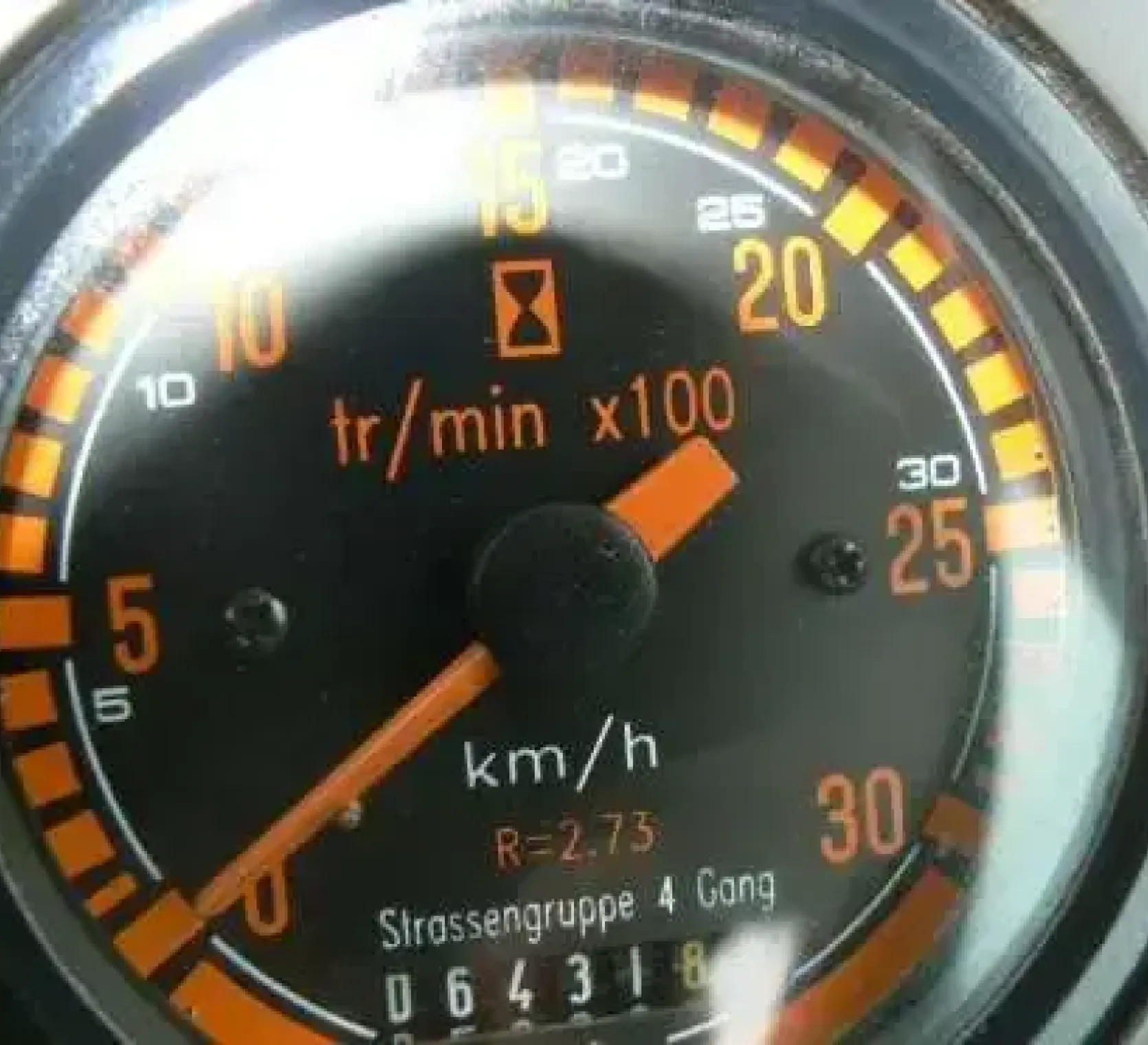 Informacja o motogodzinach ciągnika Renault 110.54 pokazana na wskaźniku 
