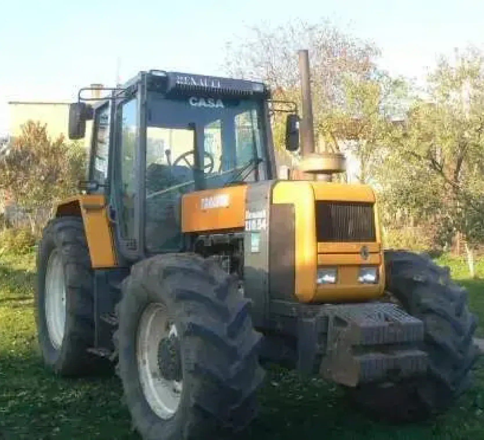 Żółty w dobrym stanie używany ciągnik Renault 110.54 