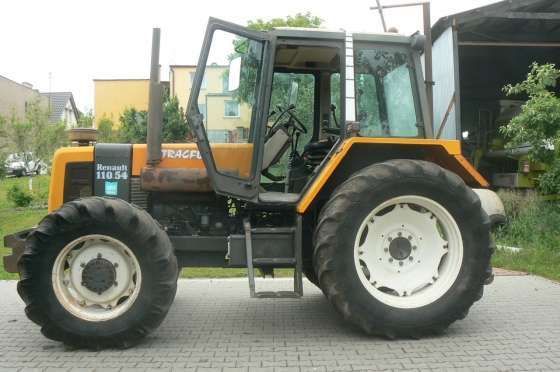 Lewy bok żółtego używanego ciągnika rolniczego Massey Ferguson 