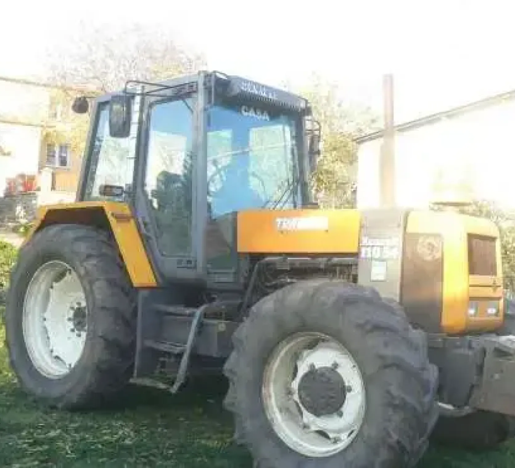 Prawy bok używanego traktora rolniczego Renault 110.54 