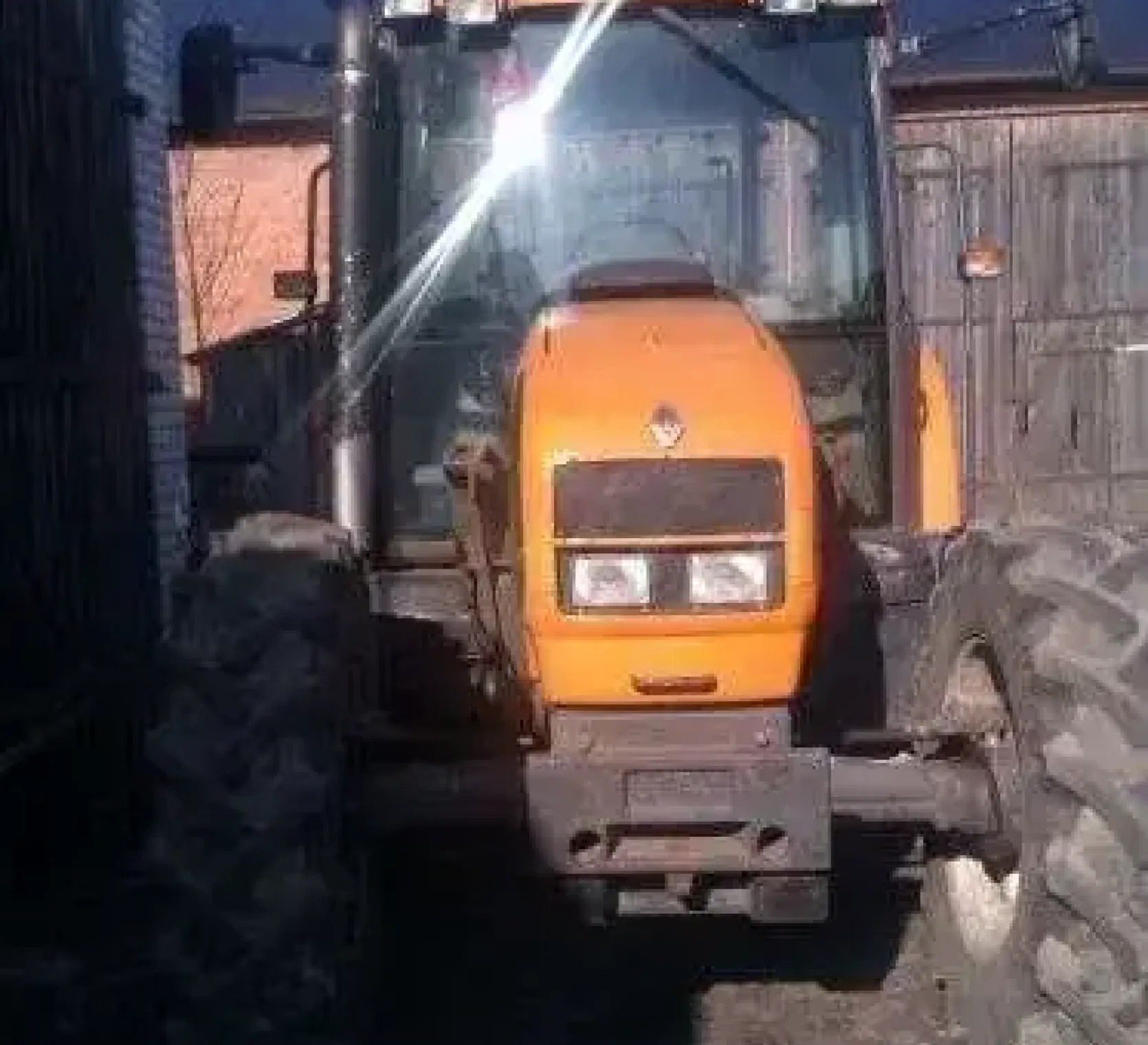 Używany żółty zadbany ciągnik rolniczy Renault Ares 550 RX