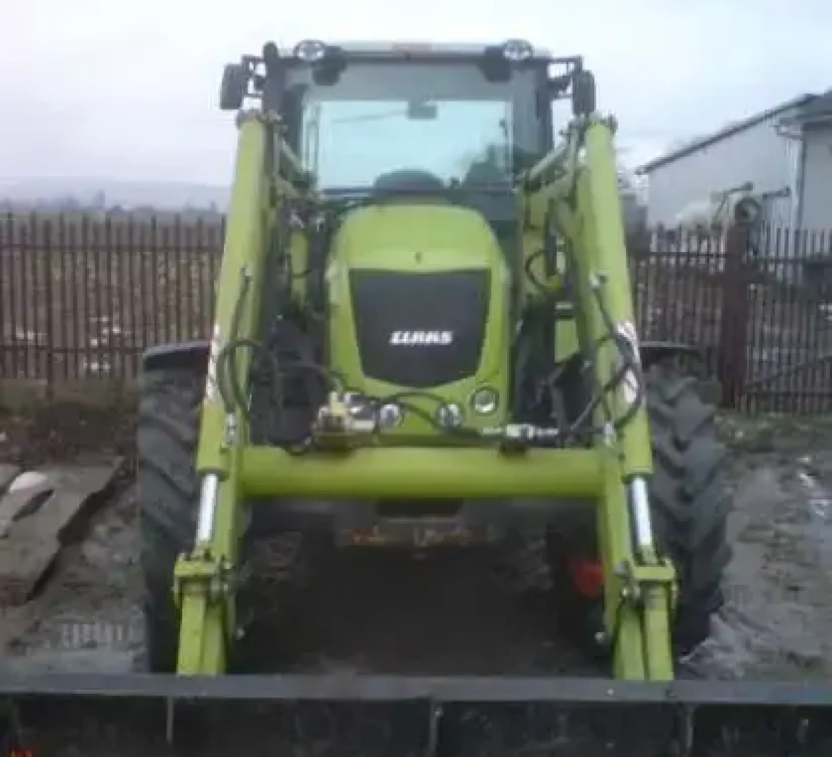 Ciągnik Claas Axos 330C wyposażony w 4 cylindrowy silnik o pojemności 4,4 litry z założonym ładowaczem