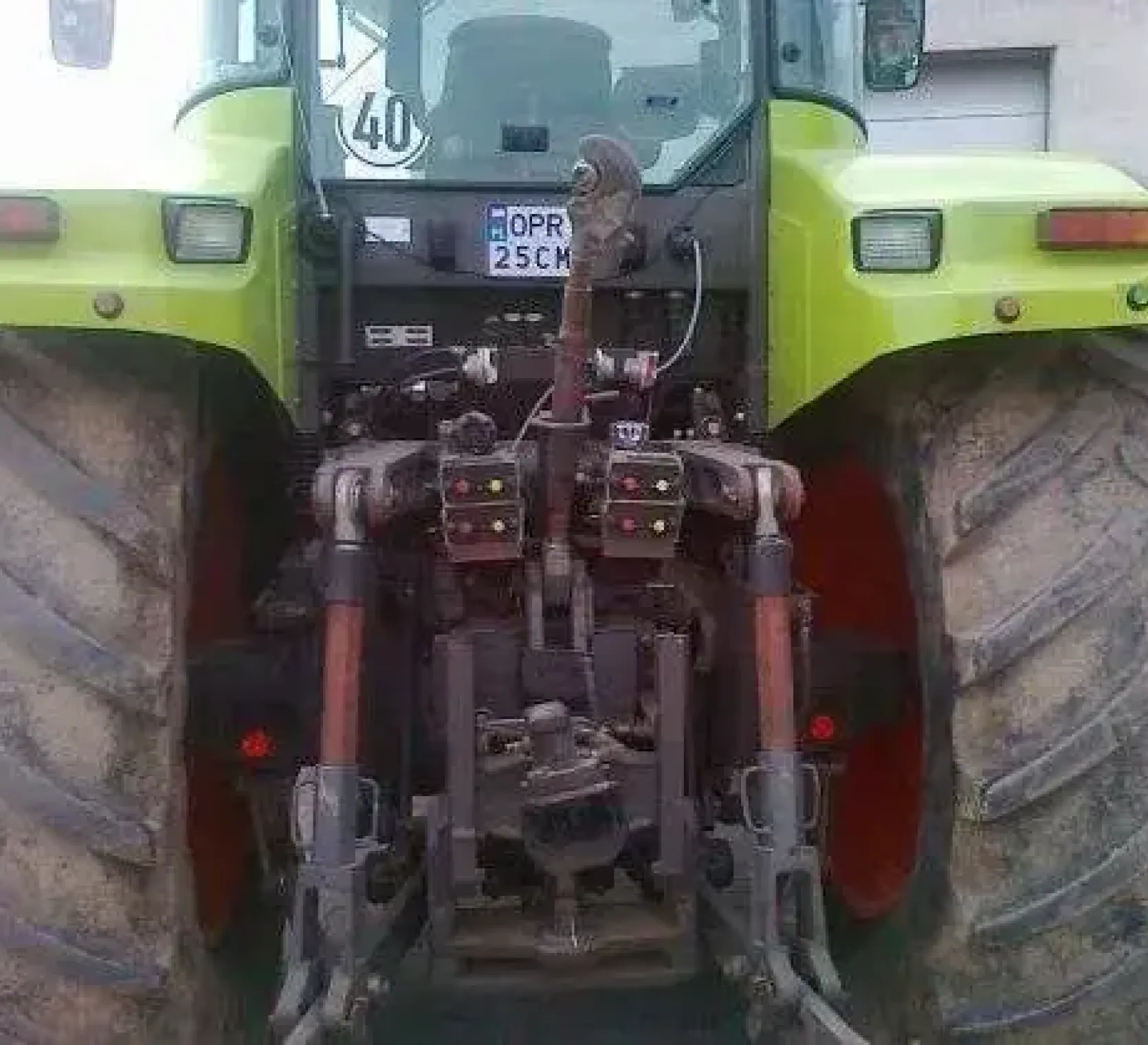 Tylny podnośnik w traktorze Claas model ares 826