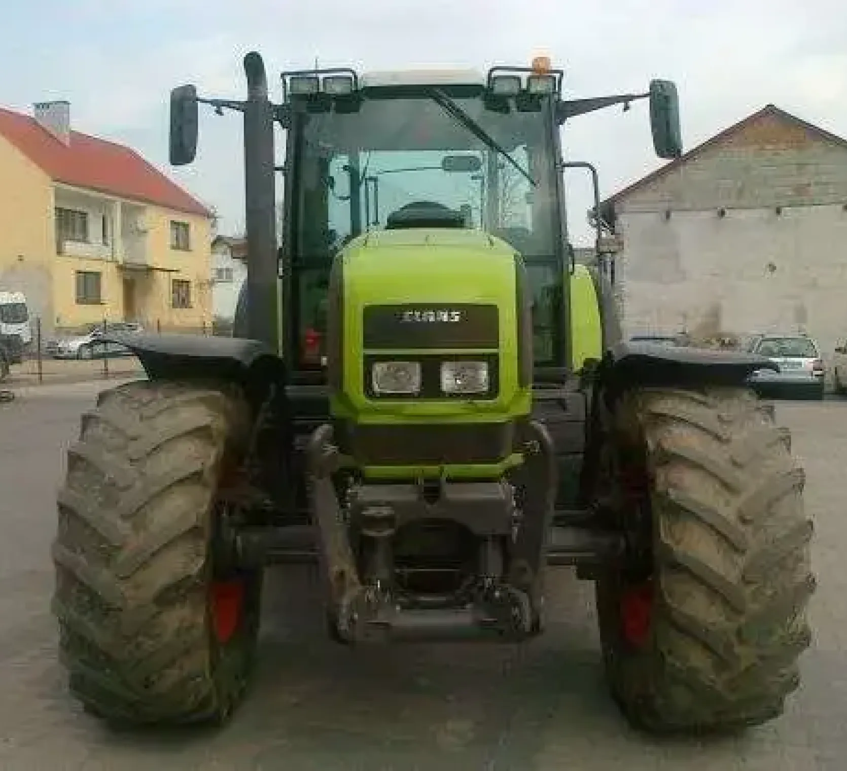 Traktor marki Claas model Ares 826 na placu