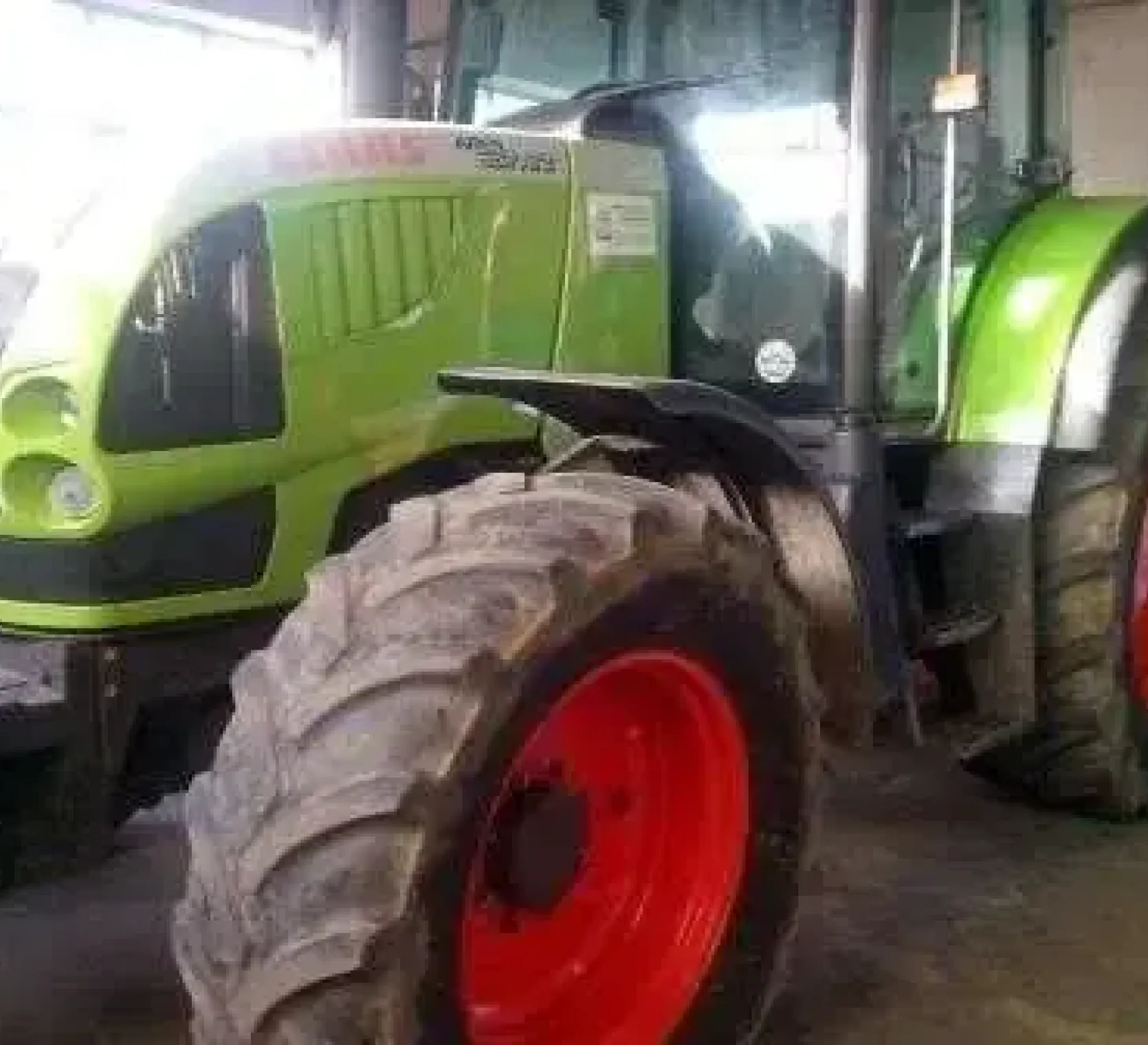 Traktor CLAAS Ares 657 z trzema parami wyjść hydraulicznych