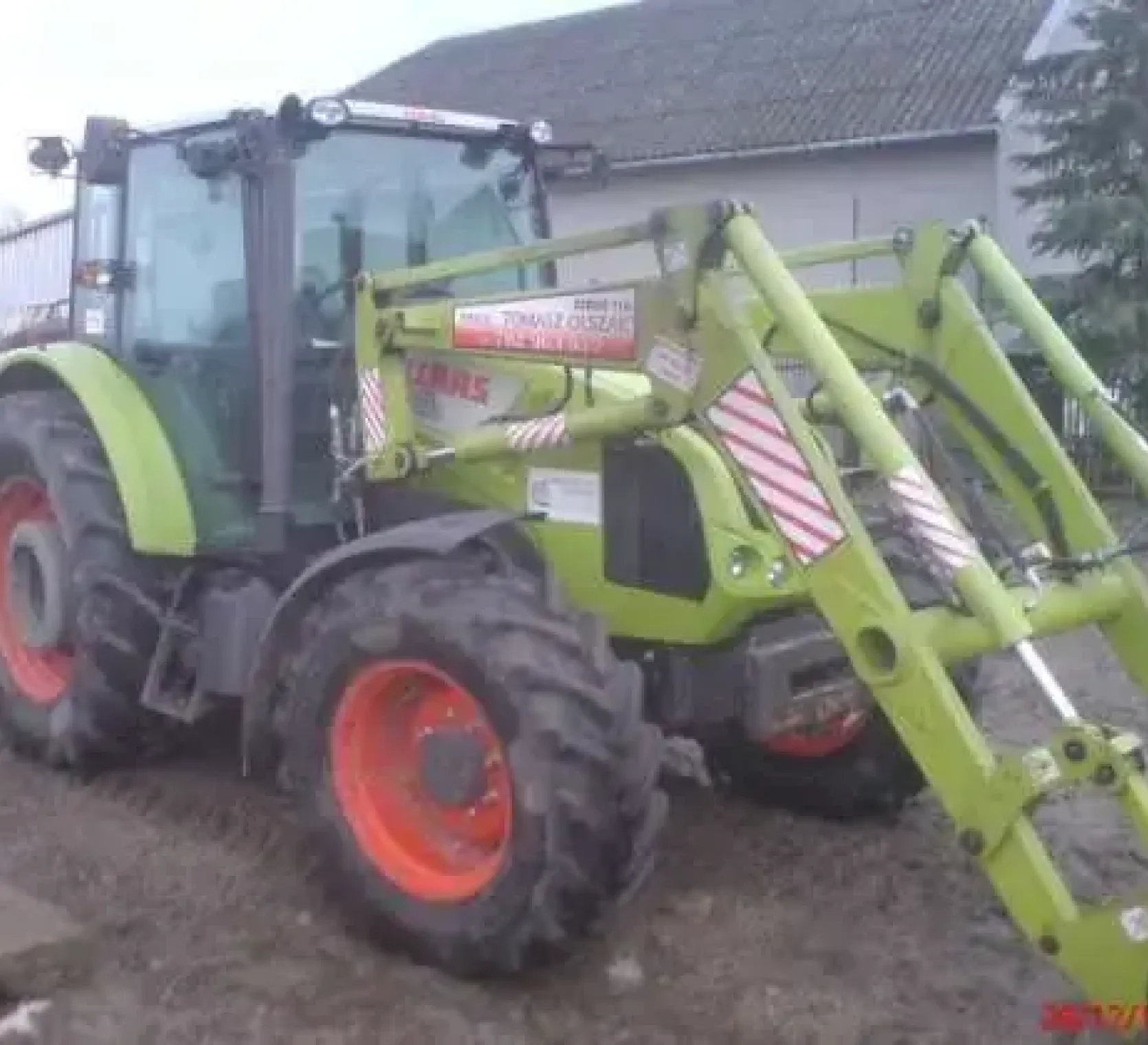 Claas Axos 330C traktor z ładowaczem o mocy 90 KM