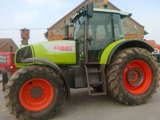 Jasnozielony ciągnik Claas Ares 826 
