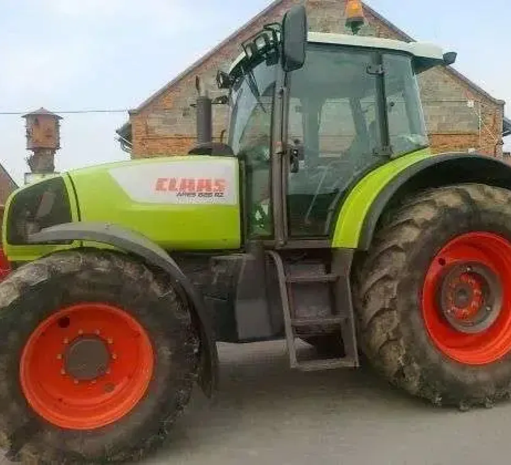 Jasnozielony ciągnik Claas Ares 826 