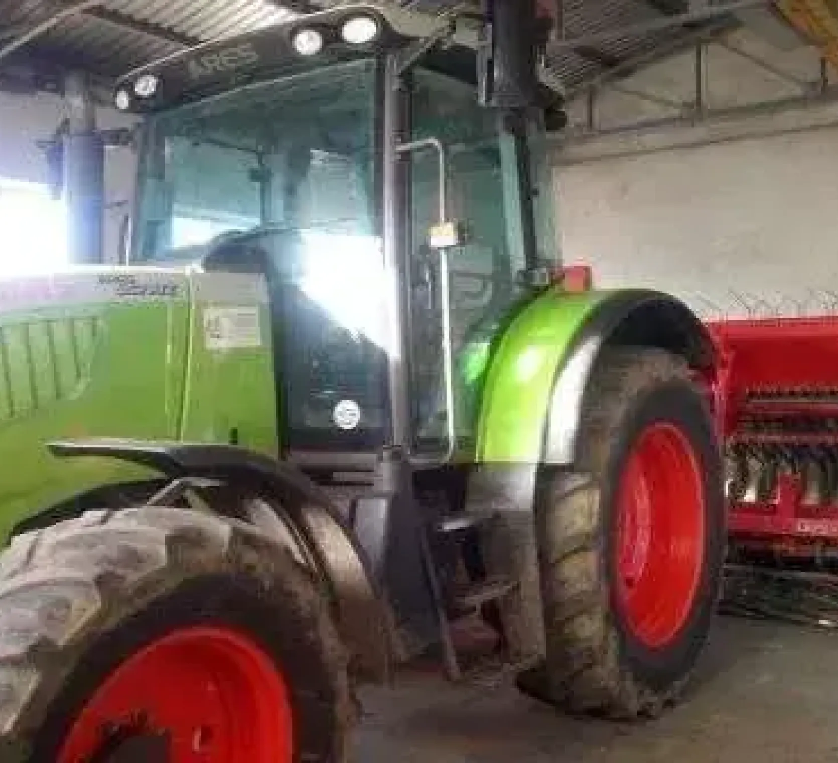 CLAAS Ares 657 ciągnik z silnikiem 6 cylindrowym turbo 125 KM