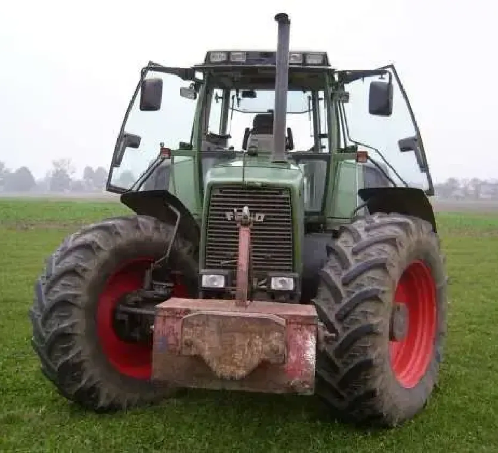 Używany traktor rolniczy Fendt 824 Favorit widok na przód zadbanego ciągnika 