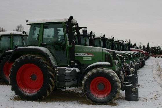 Ciągnik rolniczy Fendt 412 Vario z placu maszyn rolniczych spółki Korbanek 