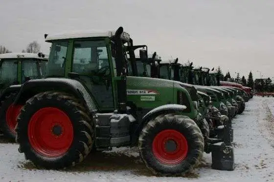 Ciągnik rolniczy Fendt 412 Vario z placu maszyn rolniczych spółki Korbanek 