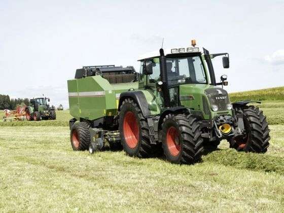 Używany Fendt 412 Vario poczas pracy z prasą Fendt na dalszym planie inny ciągnik Fendt z zamontowaną zgrabiarką