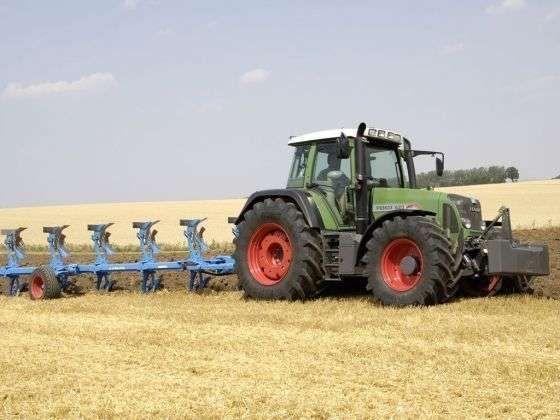 Używany  z 2011 roku ciągnik rolniczy Fendt 820 Vario podczas pracy z pługiem Lemken