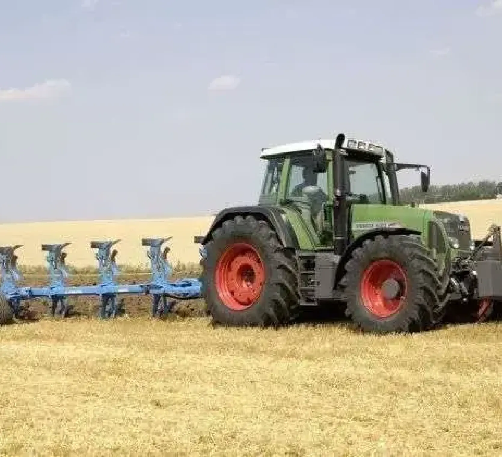 Używany  z 2011 roku ciągnik rolniczy Fendt 820 Vario podczas pracy z pługiem Lemken