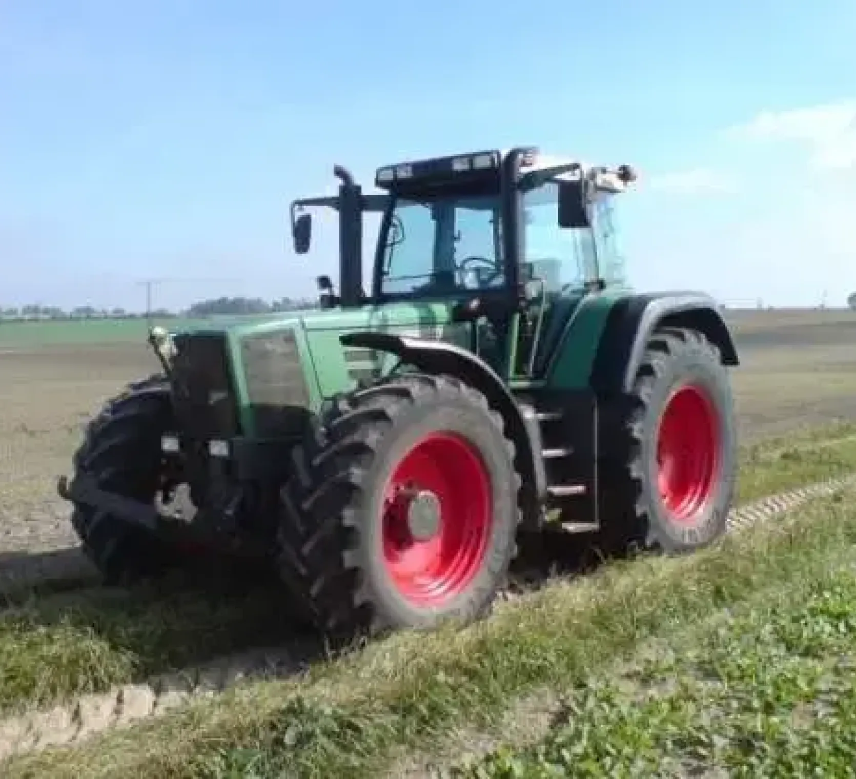 Używany traktor rolniczy Fendt 926 Vario jadący polną drogą 