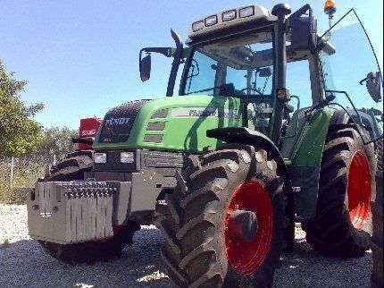 Używany ciągnik rolniczy Fendt 307 widok na przód i lewy bok pojazdu 