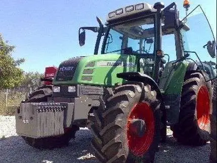 Używany ciągnik rolniczy Fendt 307 widok na przód i lewy bok pojazdu 