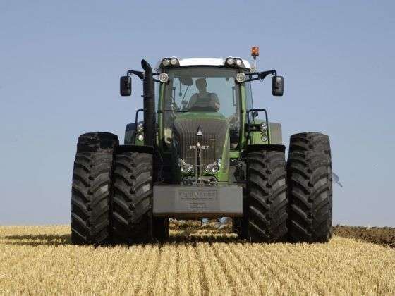 Używany niemiecki ciągnik rolniczy Fendt 927 Vario z kołami biźniaczymi podczas pracy w polu 