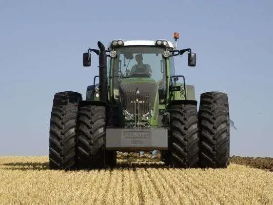 Używany niemiecki ciągnik rolniczy Fendt 927 Vario z kołami biźniaczymi podczas pracy w polu 