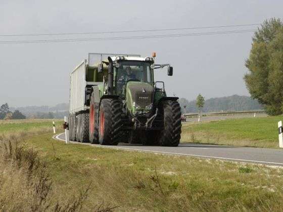 Niemiecki używany ciągnik rolniczy Fendt 927 Vario  na drodze z przyczepą