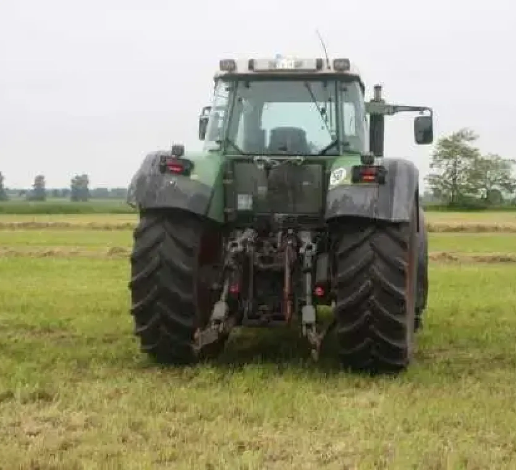Stojący na łące ciągnik rolniczy marki Fendt seria 926 Favorit 