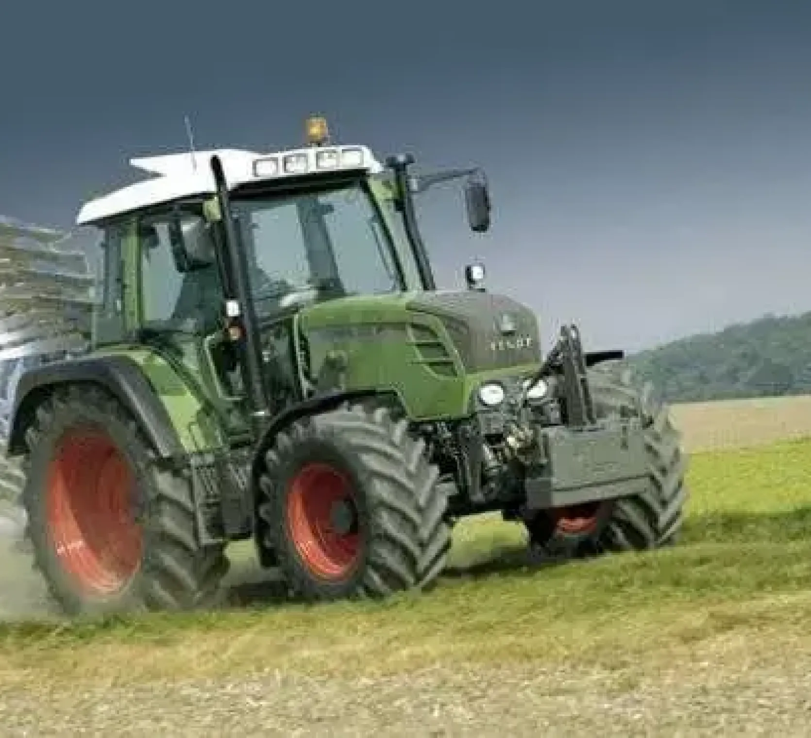 Używany ciągnik rolniczy Fendt 312 wyposażony w w pług 