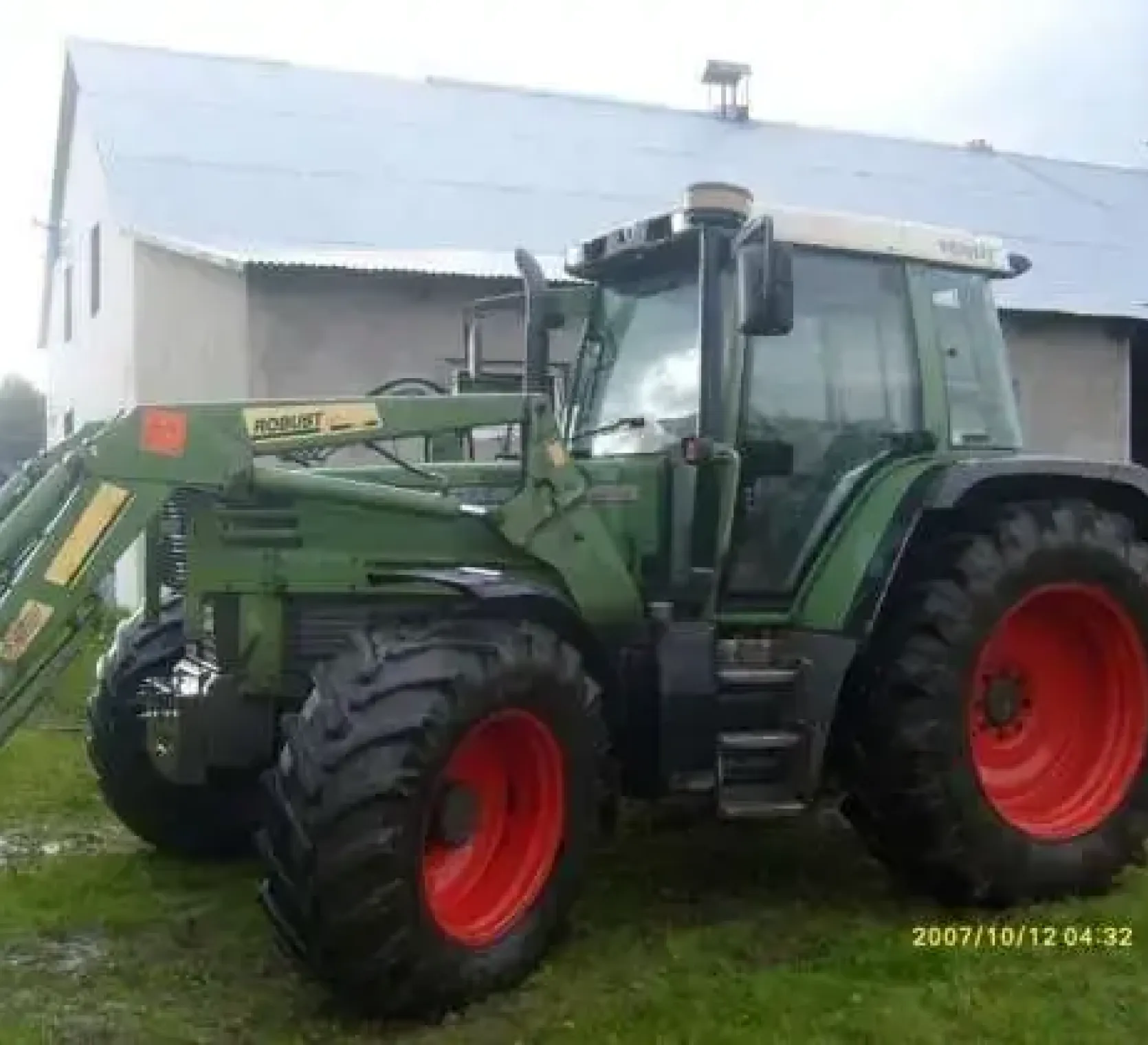 Używany traktor rolniczy Fendt 511 z ładowaczem maki Stoll malowanym w kolorze ciągnika 