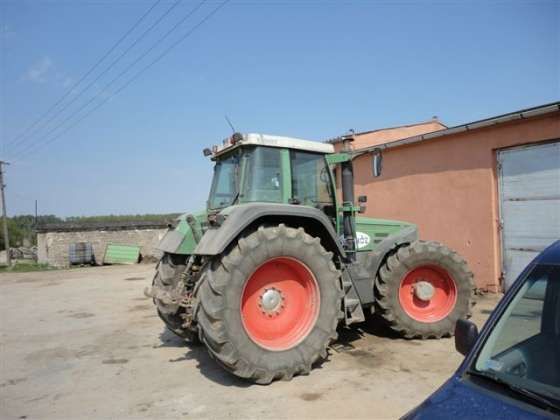 Praawy bok używanego ciągnika Fendt Favorit 824 na tle zabudowań gospodarczych 