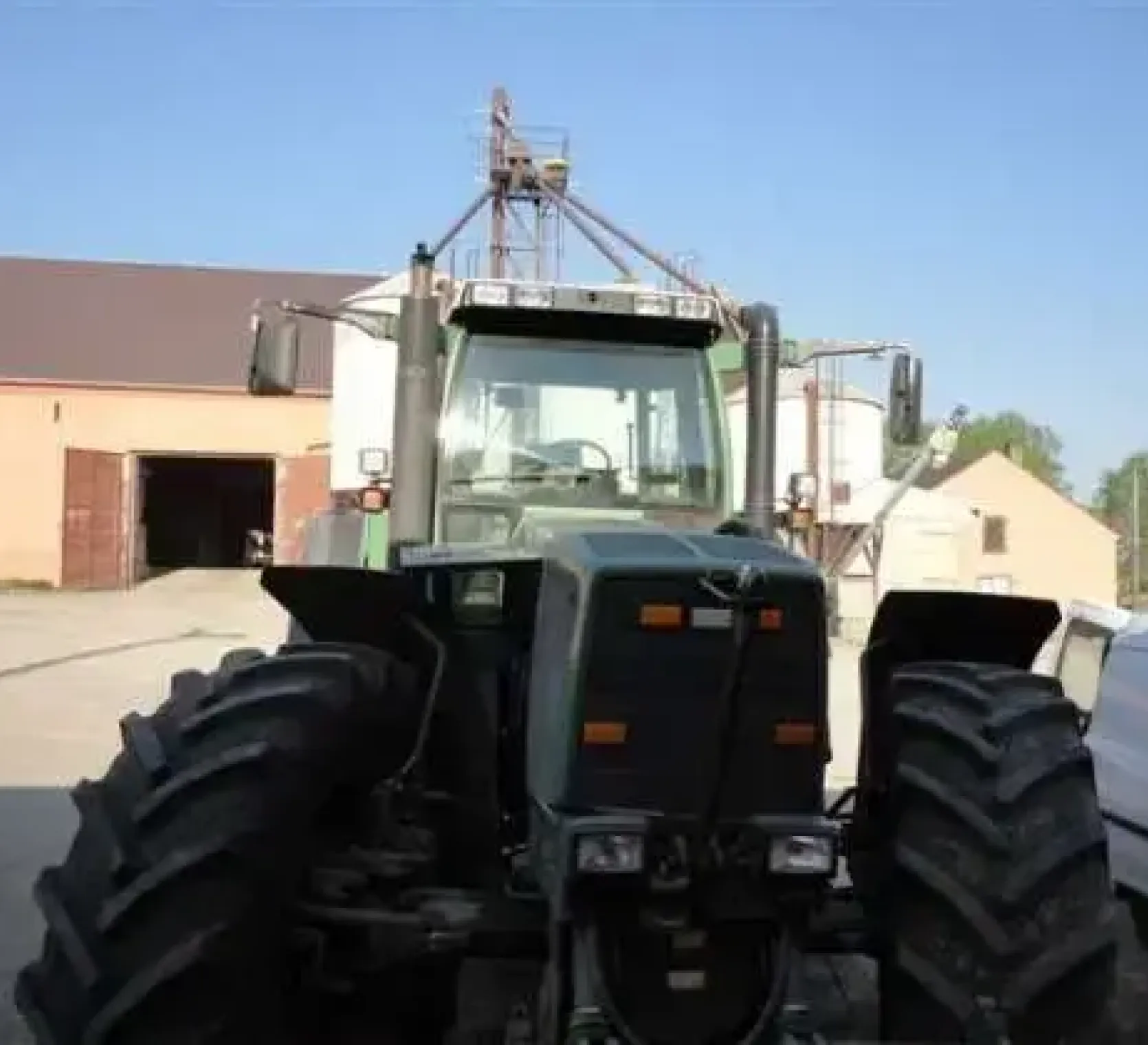 Przód niemieckiego ciagnika używanego Fendt 824 Favorit 