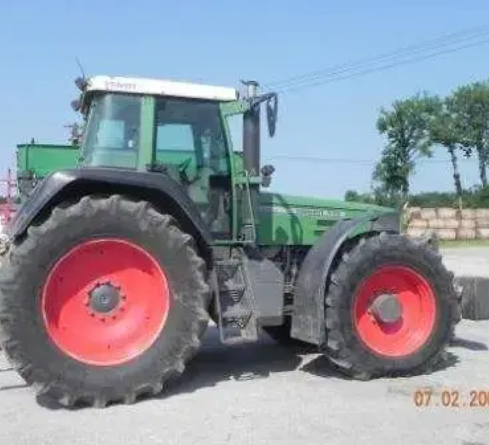 Bok używanego traktora Fendt Favorit 926 z obciążnikiem przednim