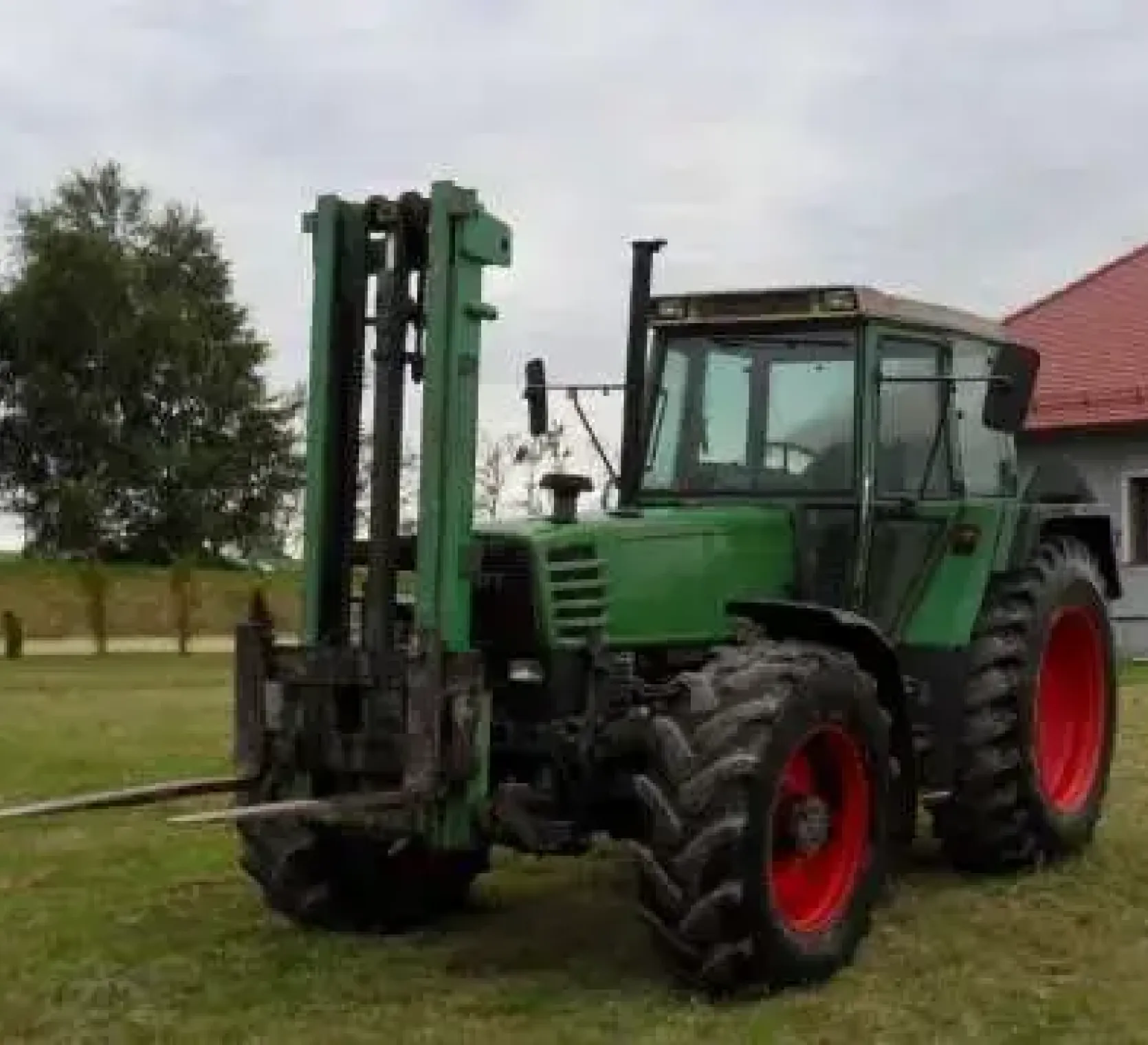 Traktor używany rolniczy Fendt 312 z uniesionym nośnikiem