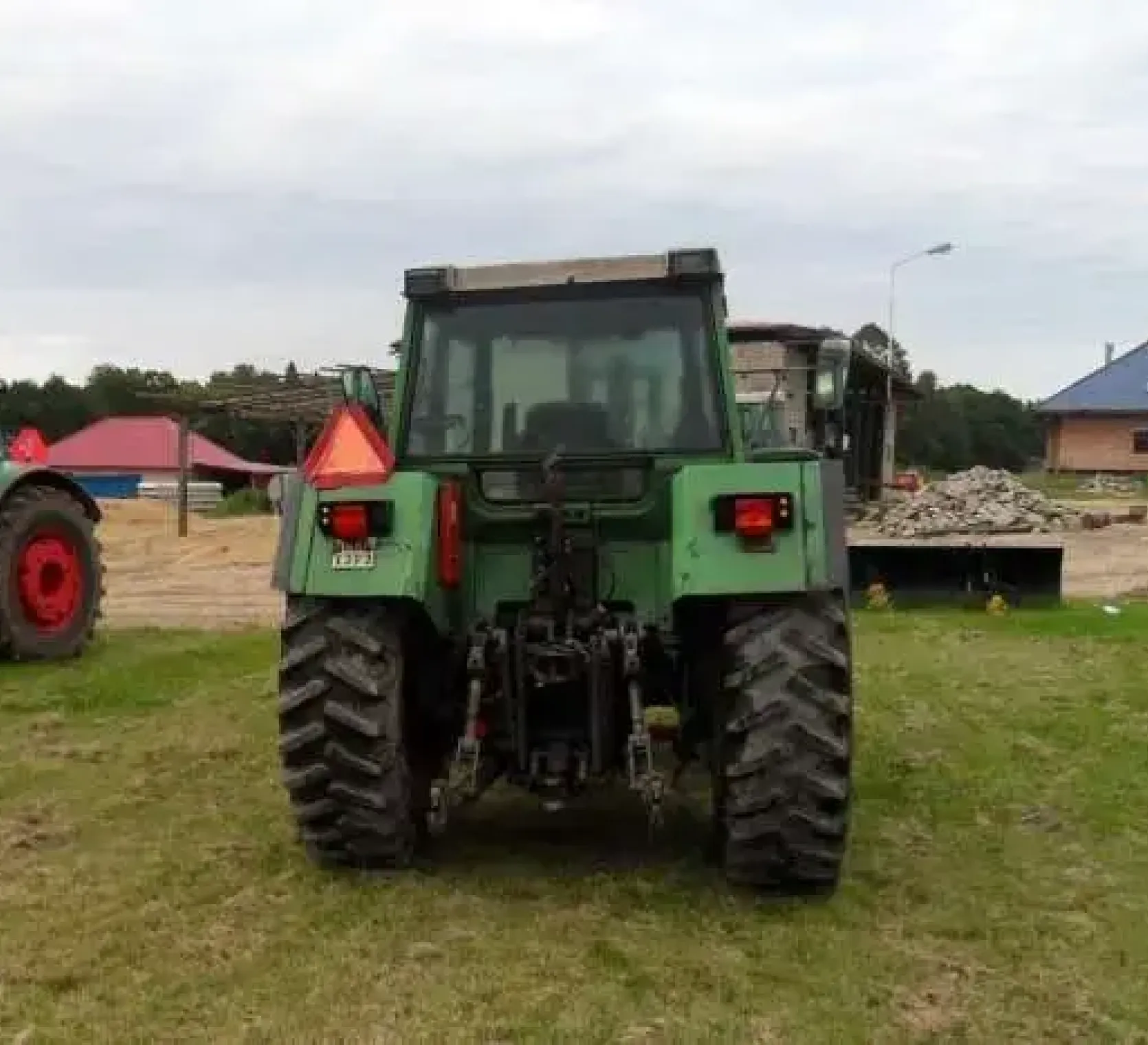 Używany ciągnik rolniczy Fendt 312 widok na tył pojazdu zaprezentowany w gospodarstwie