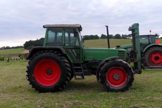 Używany ciągnik rolniczy Fendt 312 LSA z 1994 roku z zamontowanym naośnikiem palet 