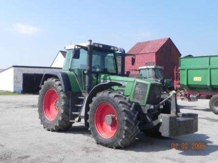 Prawy bok nimieckiego ciągnika Fendt 926v Favorit z zamontowanym obciążnikiem przednim 