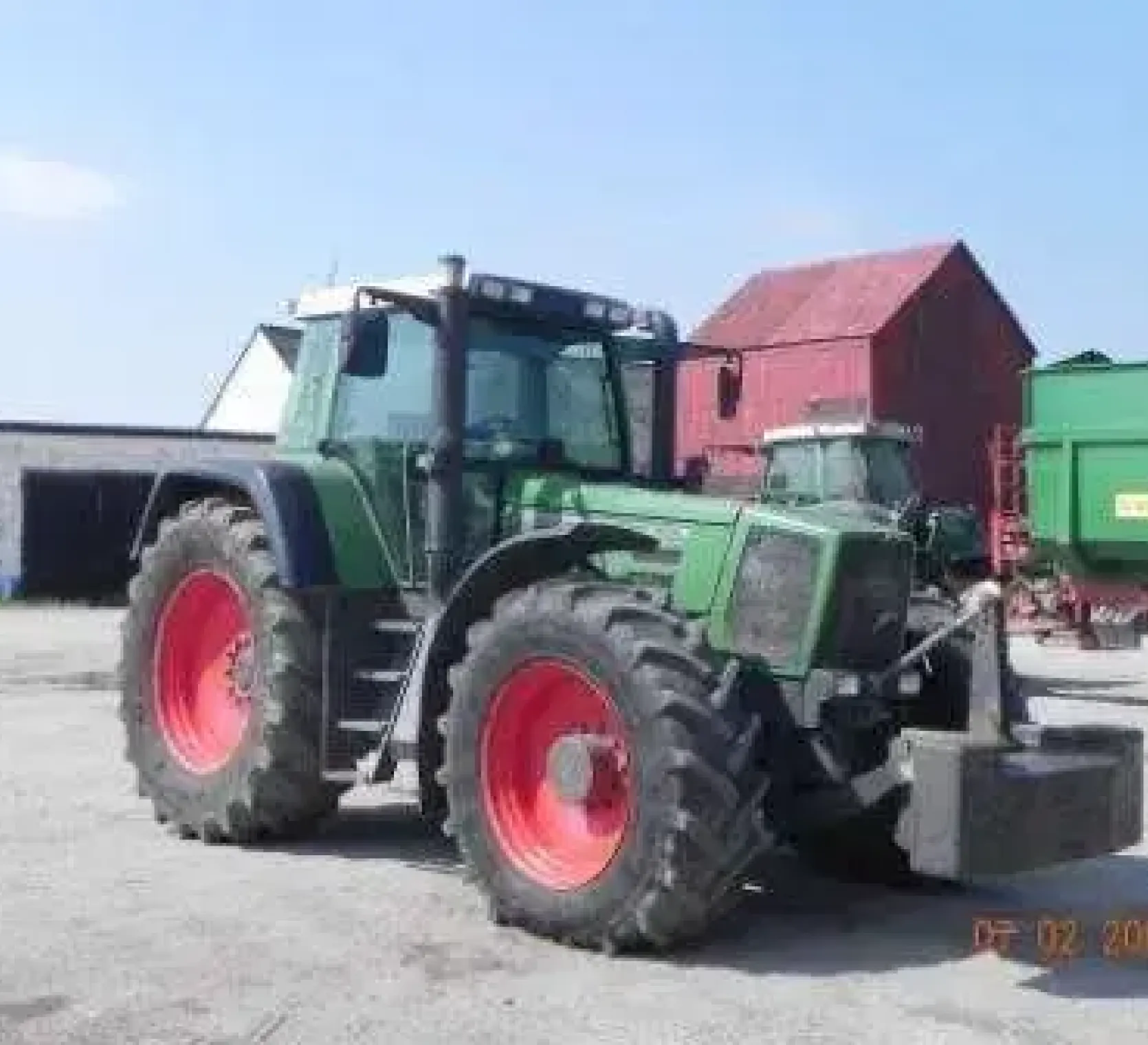 Prawy bok nimieckiego ciągnika Fendt 926v Favorit z zamontowanym obciążnikiem przednim 